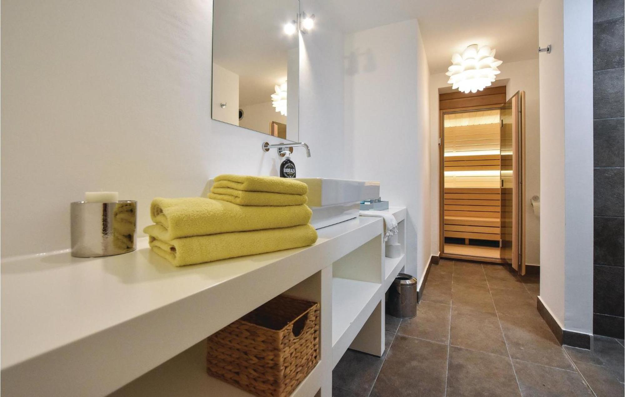Stunning Home In Split With Outdoor Swimming Pool Zewnętrze zdjęcie